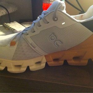 On Cloud flyer 4 Copper White women size 8